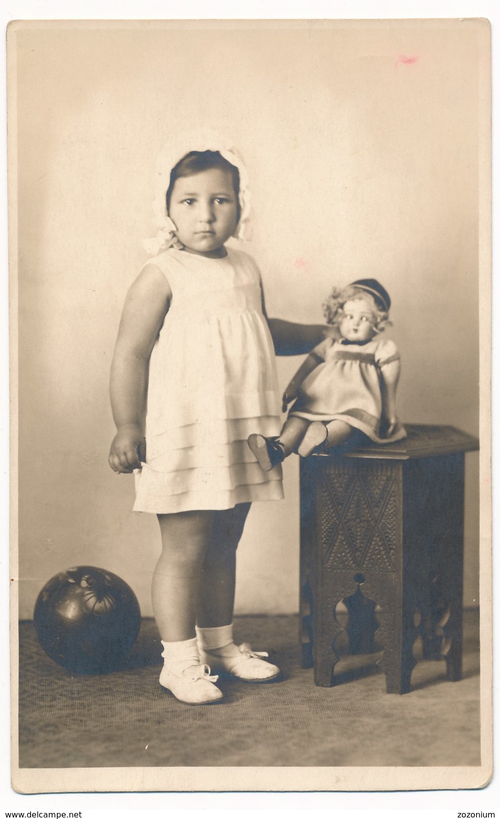 REAL PHOTO Ancienne, Cute Girl With Doll,ball,  Fille Mignonne Avec Une Poupée , Photo ORIGINAL - Personas Anónimos