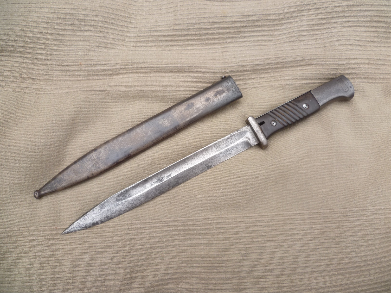 Baïonnette Allemande 84/98 3ème Type à Plaquettes Bakélite Et Son Fourreau Au Numéro, WEYERSBERG 1937, GERMAN BAYONET. - Armes Blanches