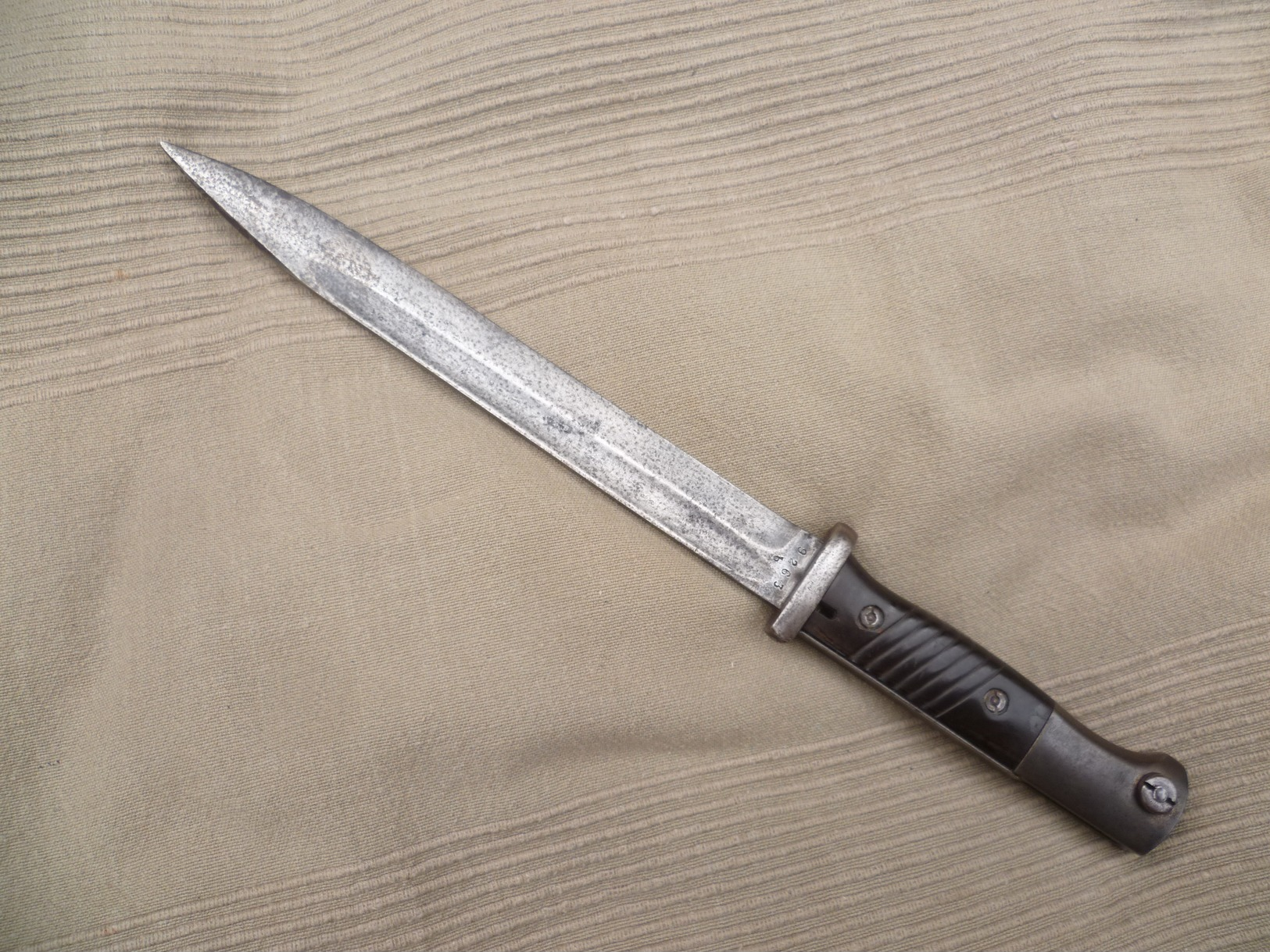 baïonnette allemande 84/98 3ème type à plaquettes bakélite et son fourreau au numéro, WEYERSBERG 1937, GERMAN BAYONET.