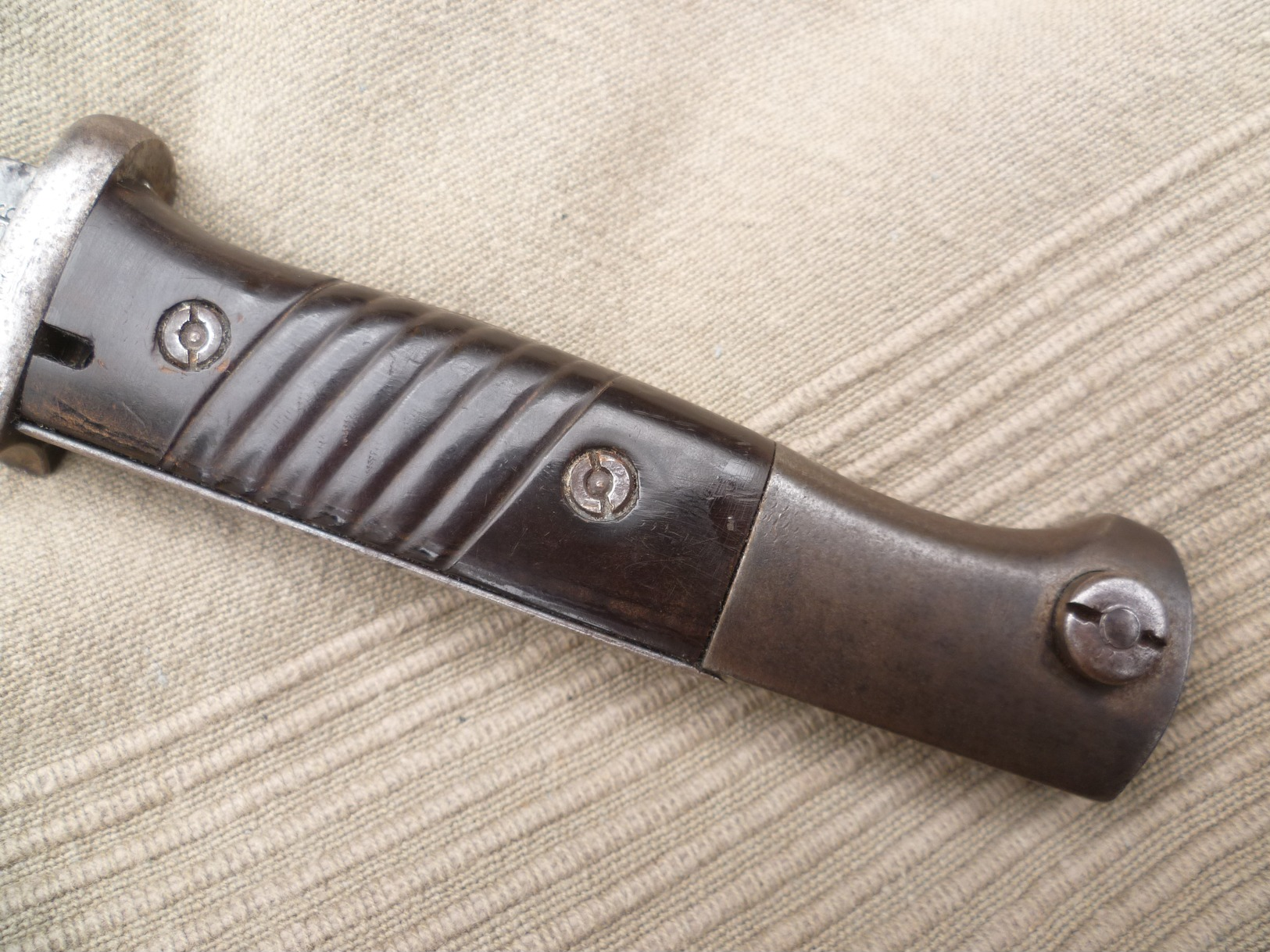 baïonnette allemande 84/98 3ème type à plaquettes bakélite et son fourreau au numéro, WEYERSBERG 1937, GERMAN BAYONET.