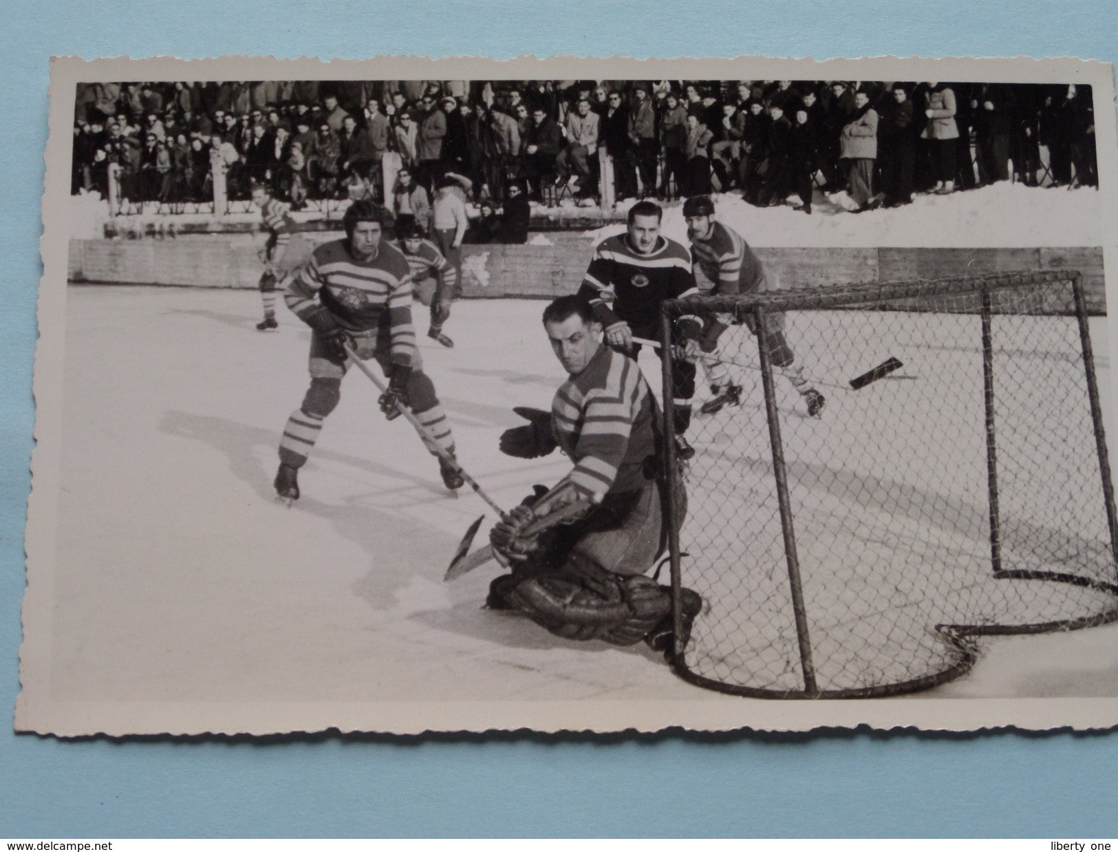 IJSHOCKEY ( o.a. Antwerp Ice Hockey Club - BRABO Kendall Oil - ) Verzameling Foto's + docu Anno 1940-50 ( HOCKEY ) !