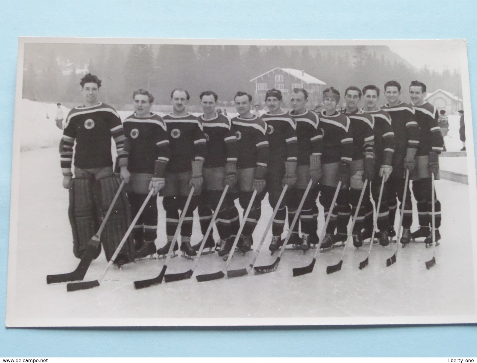 IJSHOCKEY ( o.a. Antwerp Ice Hockey Club - BRABO Kendall Oil - ) Verzameling Foto's + docu Anno 1940-50 ( HOCKEY ) !