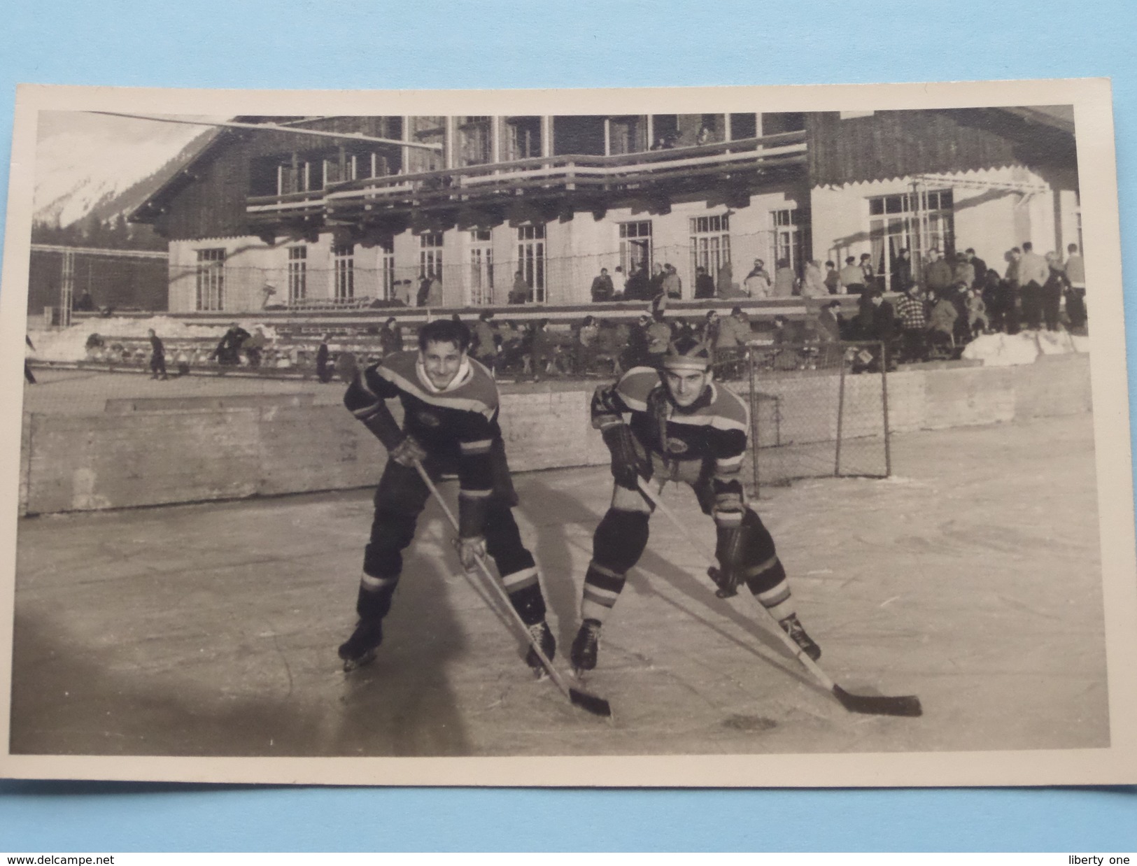 IJSHOCKEY ( o.a. Antwerp Ice Hockey Club - BRABO Kendall Oil - ) Verzameling Foto's + docu Anno 1940-50 ( HOCKEY ) !