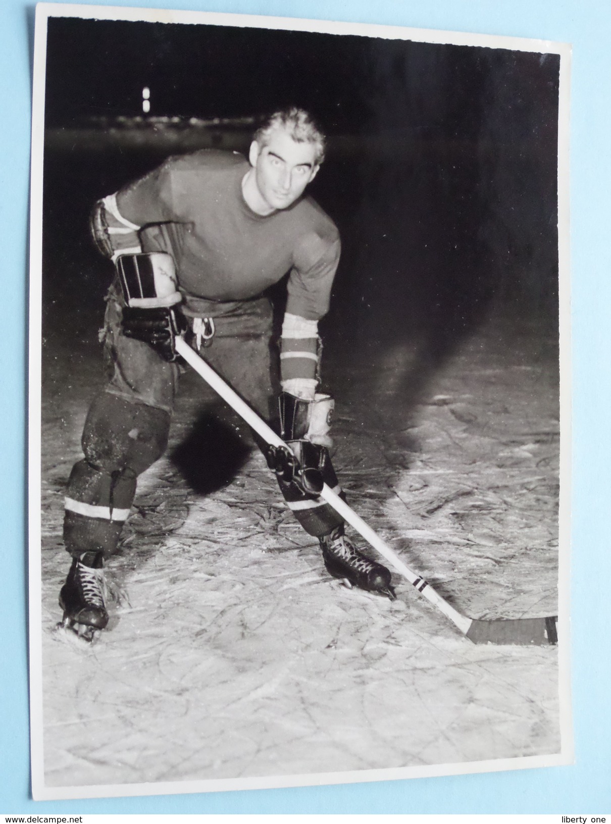 IJSHOCKEY ( o.a. Antwerp Ice Hockey Club - BRABO Kendall Oil - ) Verzameling Foto's + docu Anno 1940-50 ( HOCKEY ) !