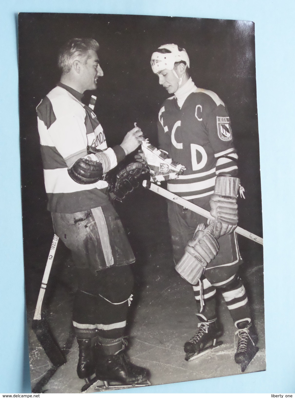 IJSHOCKEY ( o.a. Antwerp Ice Hockey Club - BRABO Kendall Oil - ) Verzameling Foto's + docu Anno 1940-50 ( HOCKEY ) !