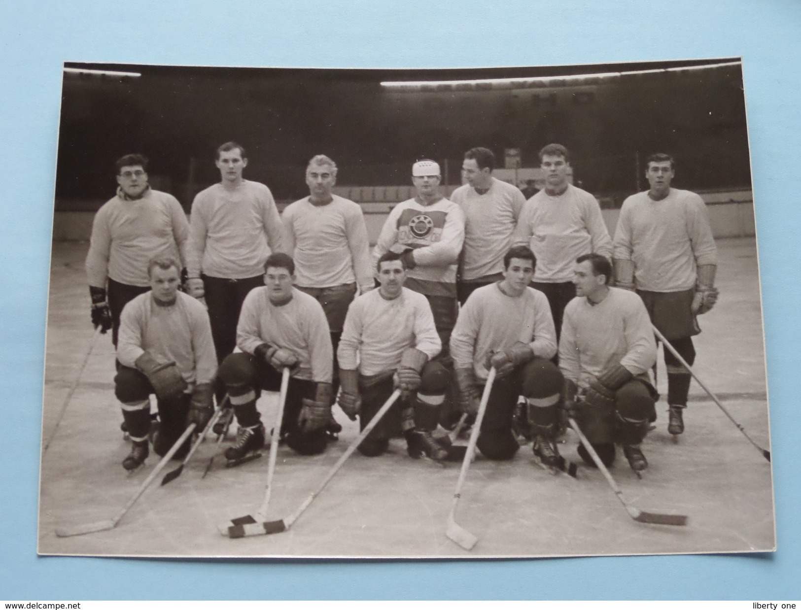 IJSHOCKEY ( o.a. Antwerp Ice Hockey Club - BRABO Kendall Oil - ) Verzameling Foto's + docu Anno 1940-50 ( HOCKEY ) !