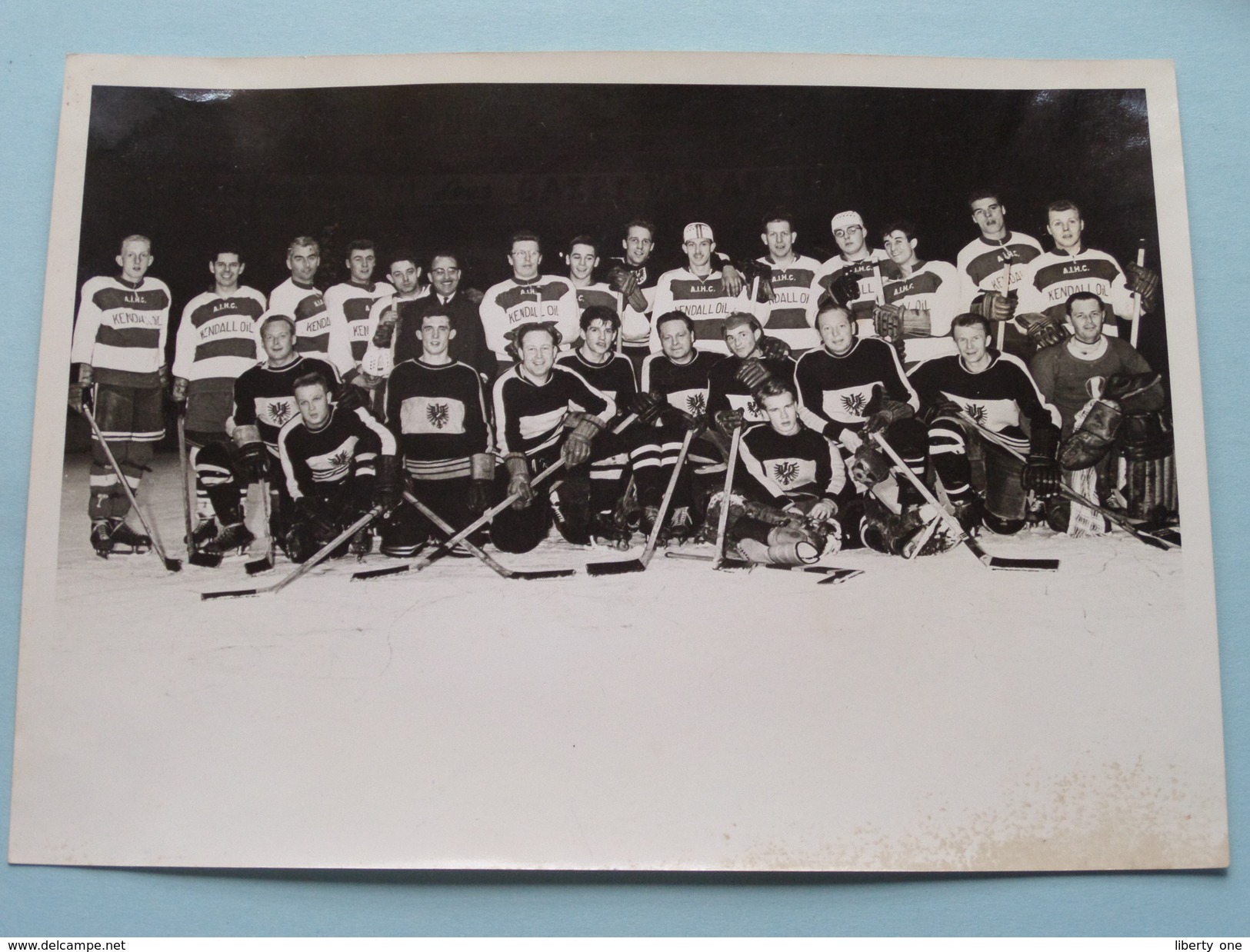 IJSHOCKEY ( o.a. Antwerp Ice Hockey Club - BRABO Kendall Oil - ) Verzameling Foto's + docu Anno 1940-50 ( HOCKEY ) !