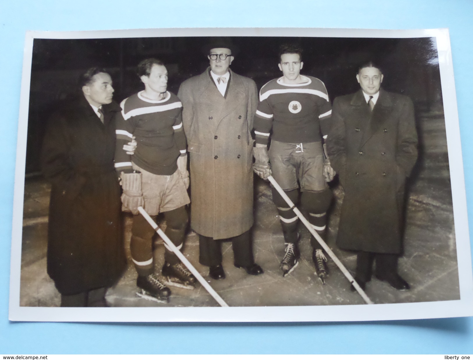 IJSHOCKEY ( o.a. Antwerp Ice Hockey Club - BRABO Kendall Oil - ) Verzameling Foto's + docu Anno 1940-50 ( HOCKEY ) !