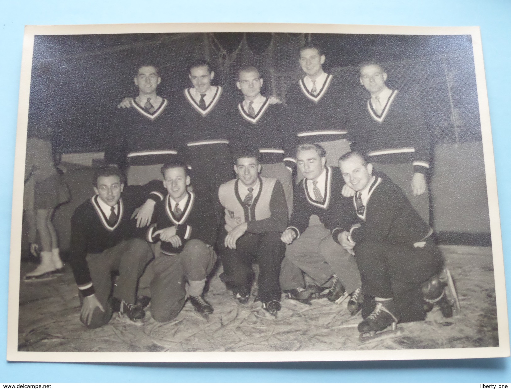 IJSHOCKEY ( o.a. Antwerp Ice Hockey Club - BRABO Kendall Oil - ) Verzameling Foto's + docu Anno 1940-50 ( HOCKEY ) !