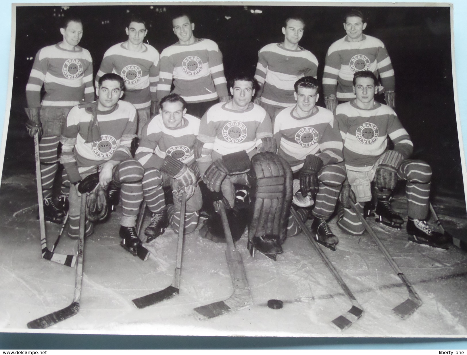 IJSHOCKEY ( o.a. Antwerp Ice Hockey Club - BRABO Kendall Oil - ) Verzameling Foto's + docu Anno 1940-50 ( HOCKEY ) !