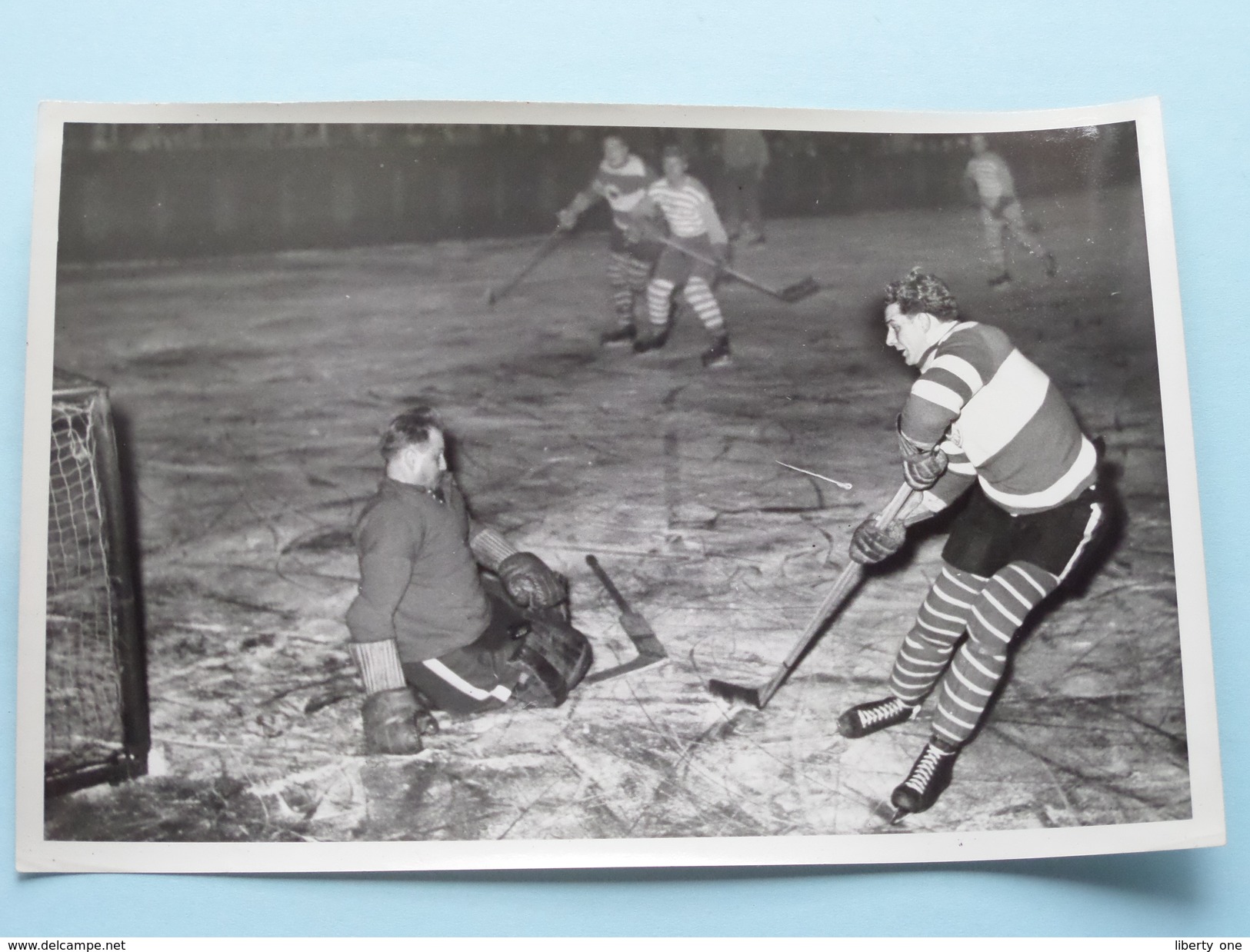 IJSHOCKEY ( o.a. Antwerp Ice Hockey Club - BRABO Kendall Oil - ) Verzameling Foto's + docu Anno 1940-50 ( HOCKEY ) !