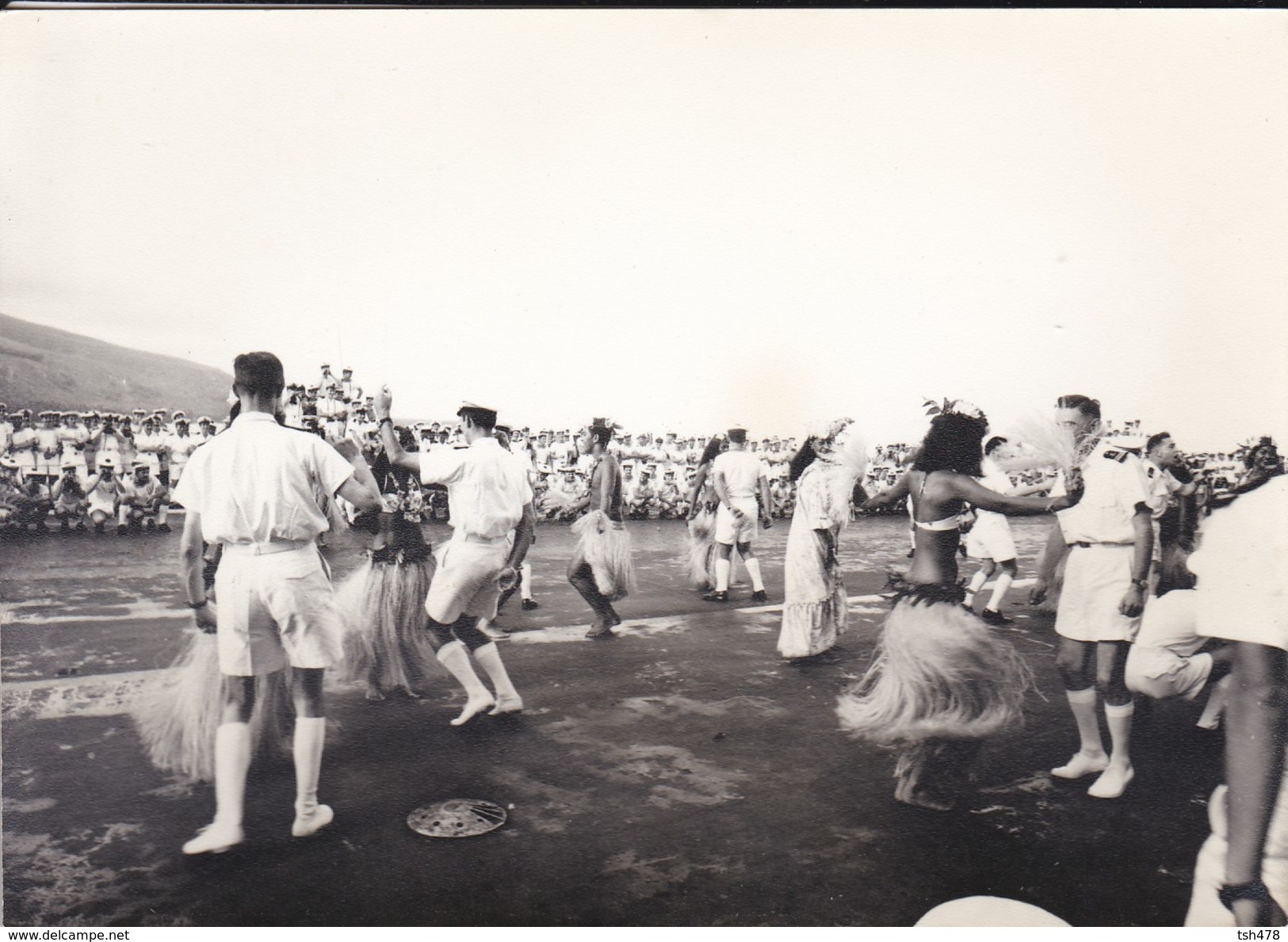 PHOTO--POLYNESIE Souvenir D'escale à TAHITI Vahiné ?--porte-avions FOCH Ou CLEMENCEAU ( Année 1966-68 ? )--voir 2 Scans - Polynésie Française