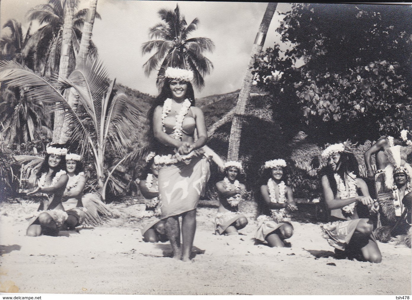 PHOTO--POLYNESIE Souvenir D'escale à TAHITI  Vahinés ?--porte-avions FOCH Ou CLEMENCEAU ( Année 1966-68 ? )-voir 2 Scans - Polynésie Française