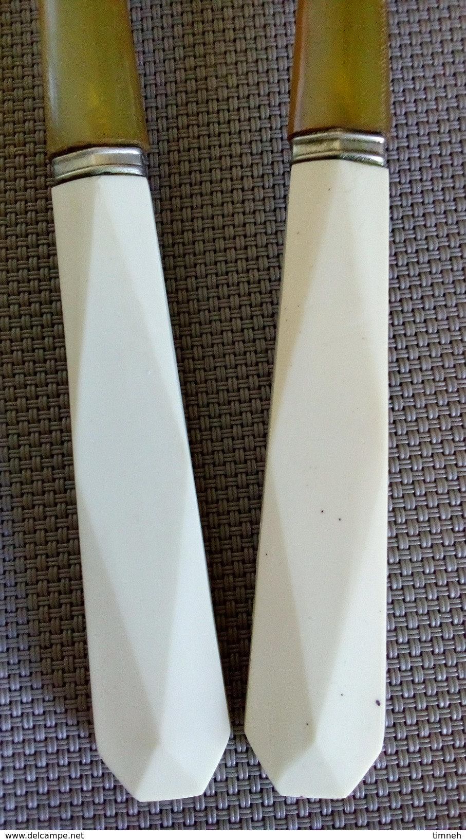 Couverts à Salade Vintage - Manche En Bakélite Blanc - Fourchette & Cuiller En Plastique (usure) - 24cm - Autres & Non Classés