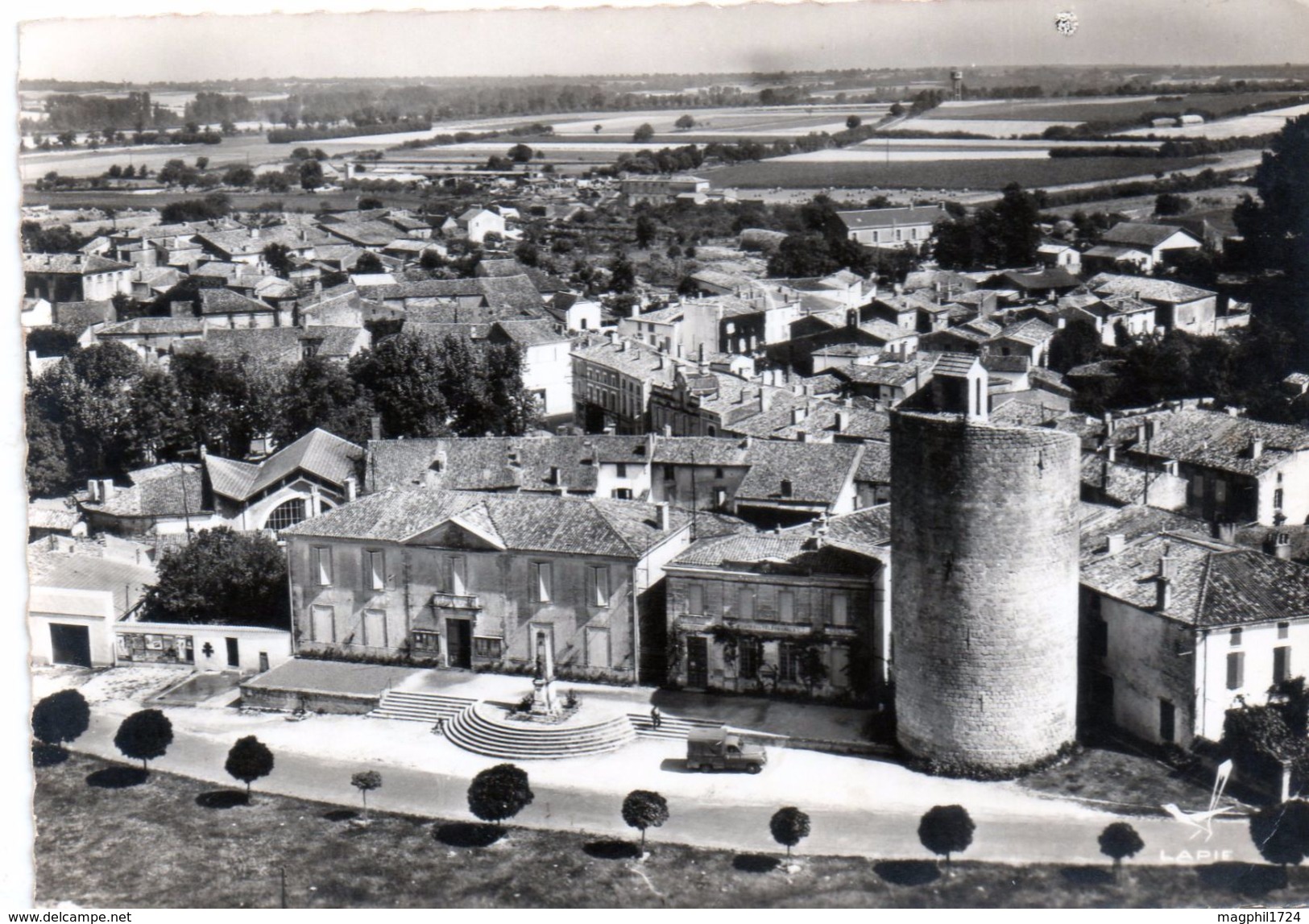 CPSM5-17-EN AVION AU-DESSUS DE..AULNAY-DE-SAINTONGE LA PLACE DU CHATEAU ET LA TOUR. - Aulnay