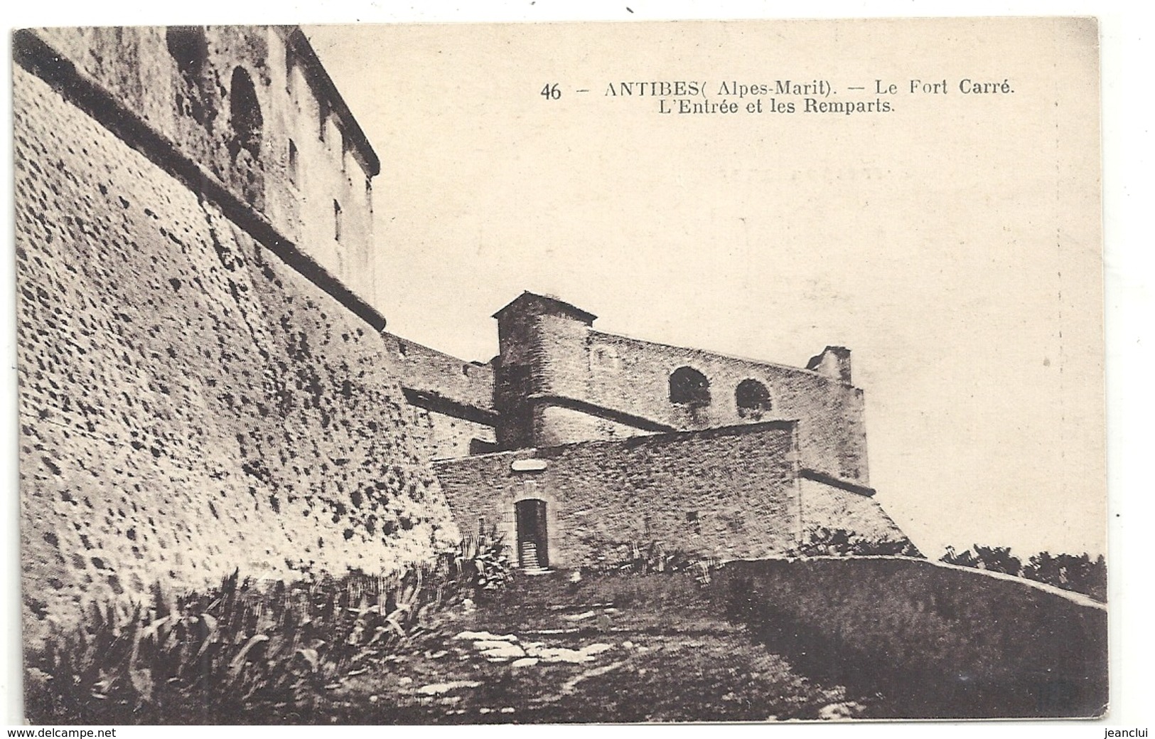 46. ANTIBES-LE FORT CARRE . L'ENTREE ET LES REMPARTS . AFFR LE 3-8-1927 AU VERSO . 2 SCANES - Antibes - Les Remparts