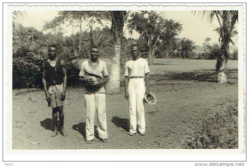 Carte Photo. Congo. Groupe De "Boys" En 1936. Wendji. - Africa