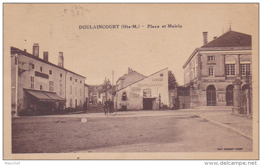 Doulaincourt - Place &amp; Mairie (Garage, écurie De L'Hôtel, Pompe à Essence En Fond D'image) Circulé 1937 - Doulaincourt