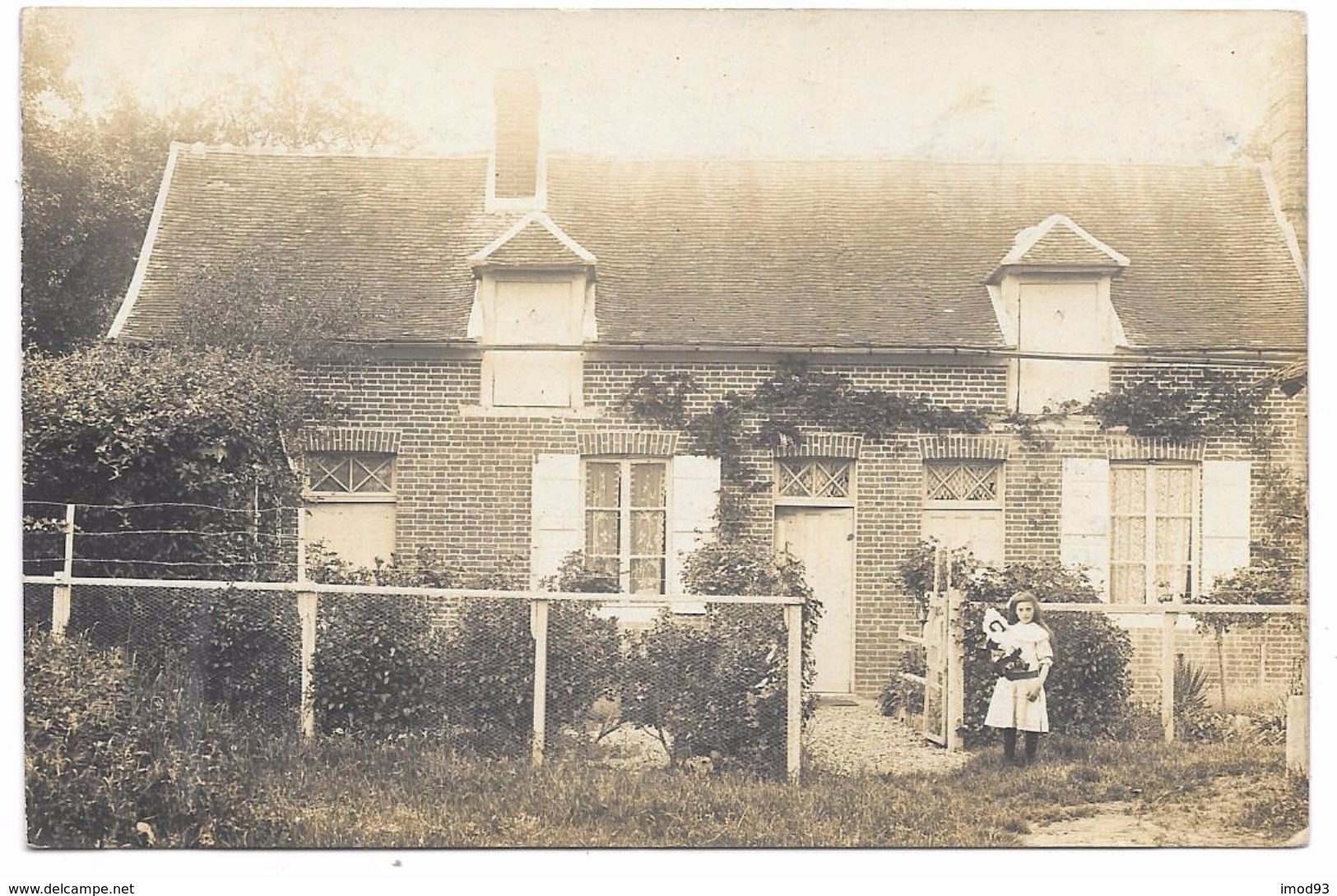 27 - Carte à Identifier : Villa Avec Petite Fille Et Poupée - Inscription Manuscrite : LOUVIERS - Louviers