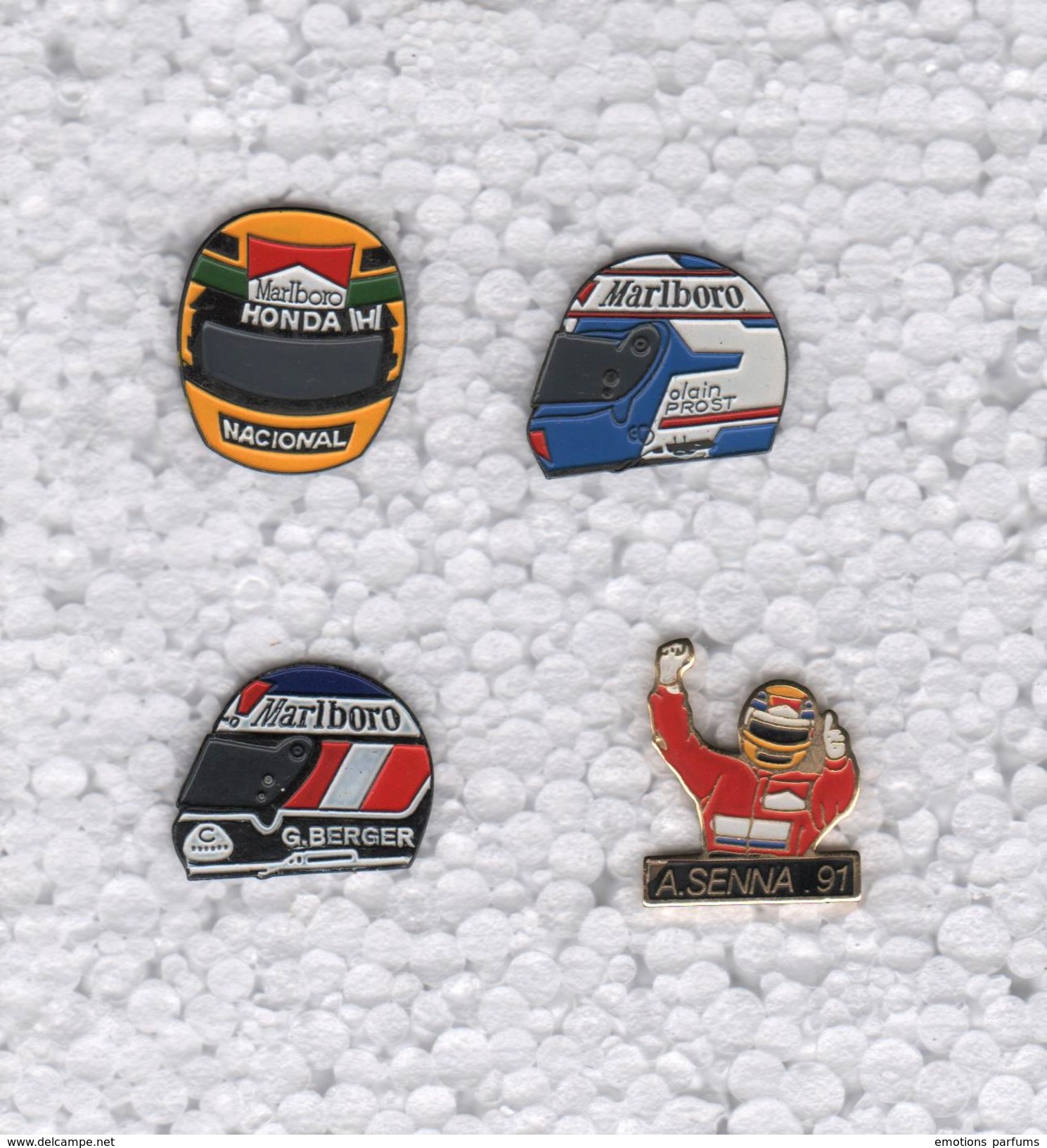 Lot De 4 Pins Pin's Casque Formule 1 Prost Senna Berger Voiture Course Automobile Malboro Avec Attaches - Lots