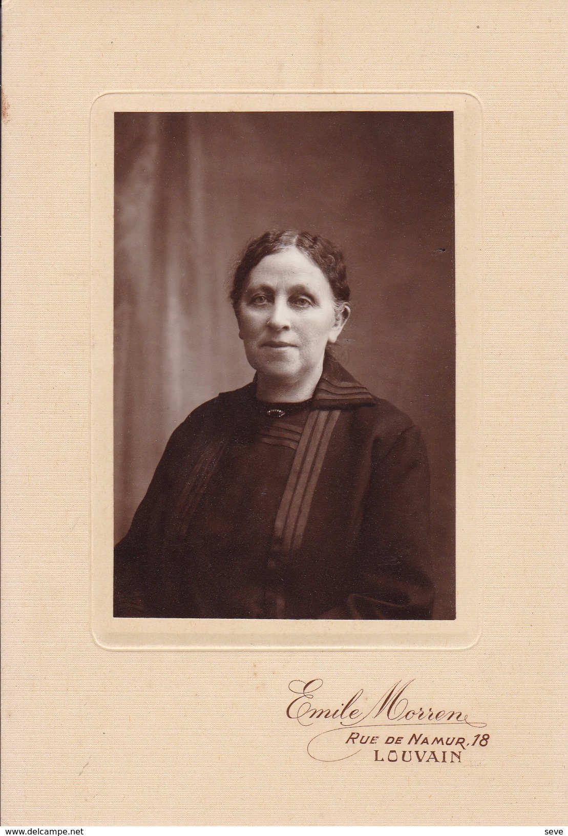 LOUVAIN Femme Par Emile MORREN Leuven Avant 1914 - Personnes Anonymes