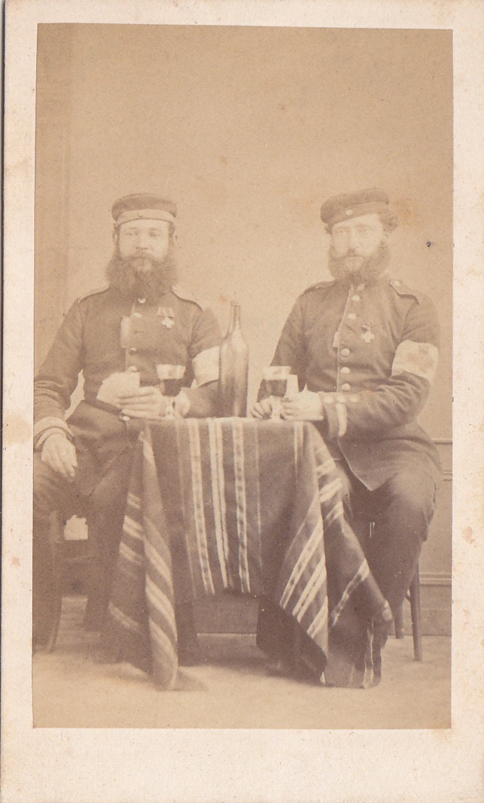 Foto CDV Soldat 1870/71 Deutsch Französischer Krieg  Soldaten Spielen Karten Skat Chartres Frankreich Bart - Guerre, Militaire