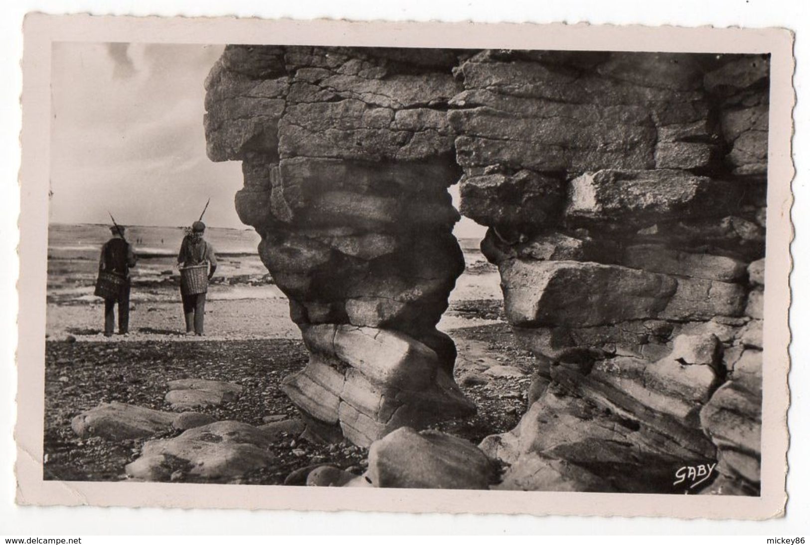 LUC SUR MER--1952--La Roche Percée (animée,pêcheurs )-- - Luc Sur Mer