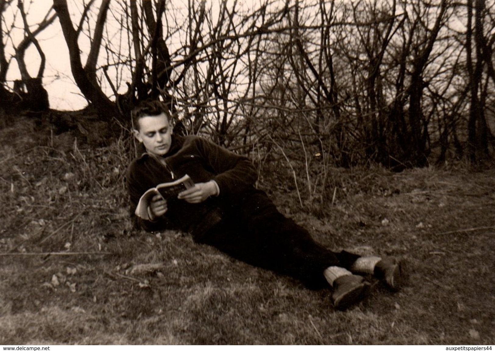 Photo Originale Lecture & Lecteur Allongé En Forêt  Absorbé Par Son Livre - Personnes Anonymes