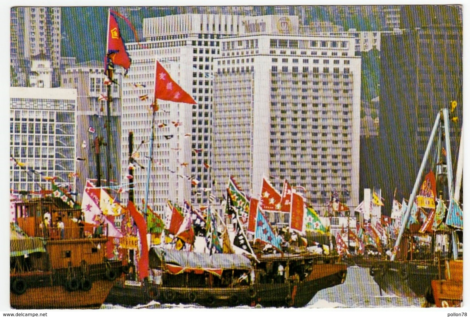 HONG KONG - GAILY ....THE MANDARIN ON THEIR WAY TO CELEBRATE TIN HAU FESTIVAL - 1975  - Vedi Retro - Cina (Hong Kong)