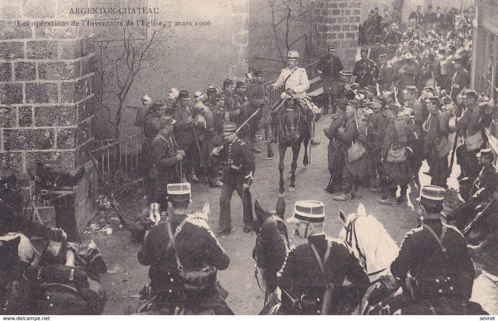 ARGENTON-CHATEAU - Les Opérations De L'inventaire De L'Eglise , 7 Mars 1906.. Très Rare Carte. - Argenton Chateau