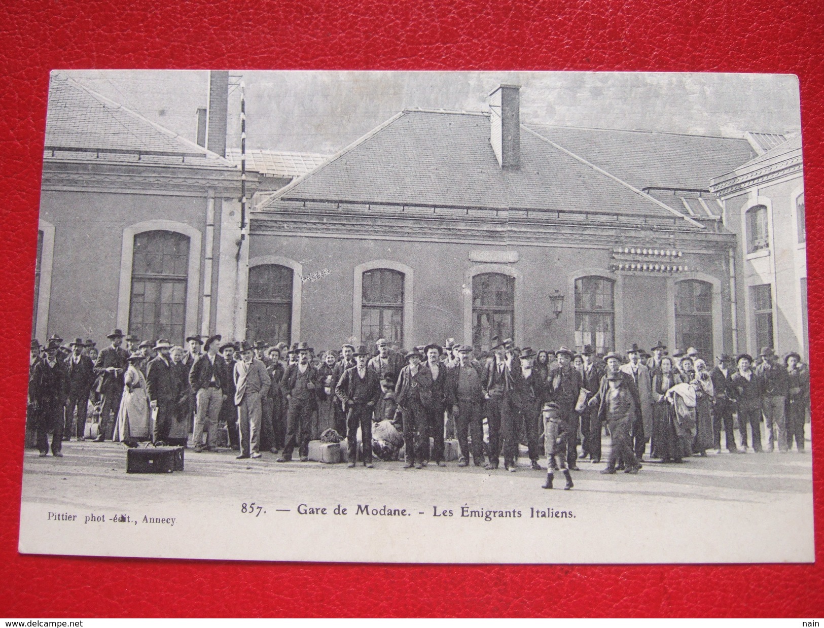 73 - MODANE - GARE DE MODANE - " LES EMIGRANTS ITALIENS " -BELLE CARTE - - Modane