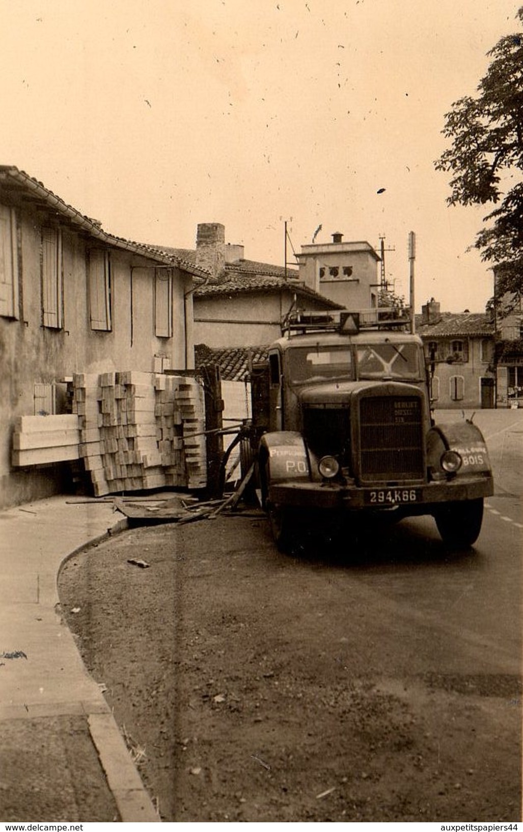 Photo Originale Tarn-et-Garonne, Castelsarrasin 82100 - Camion Ayant Baillé Son Chargement De Bois Dans Un Virage 1953 - Places