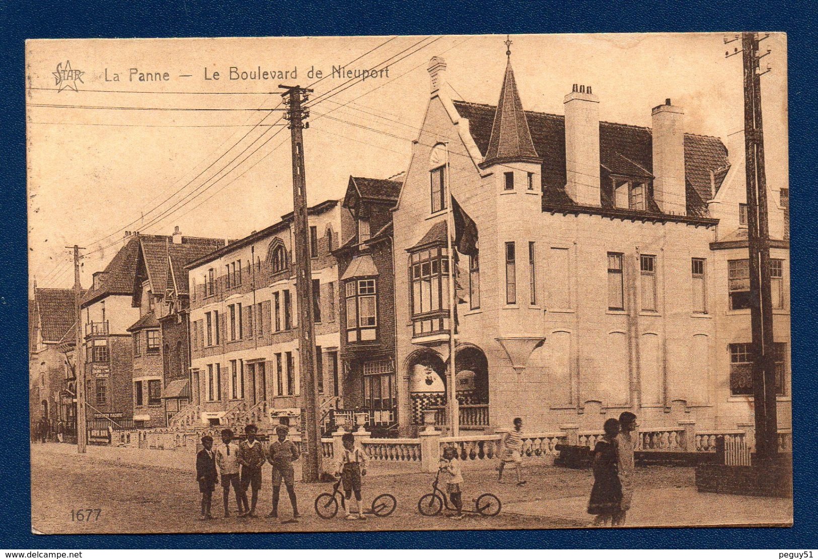 La Panne. Boulevard De Nieuport. Enfants Avec Trottinettes. Pensions René Carlos Et Nadine. 1930 - De Panne