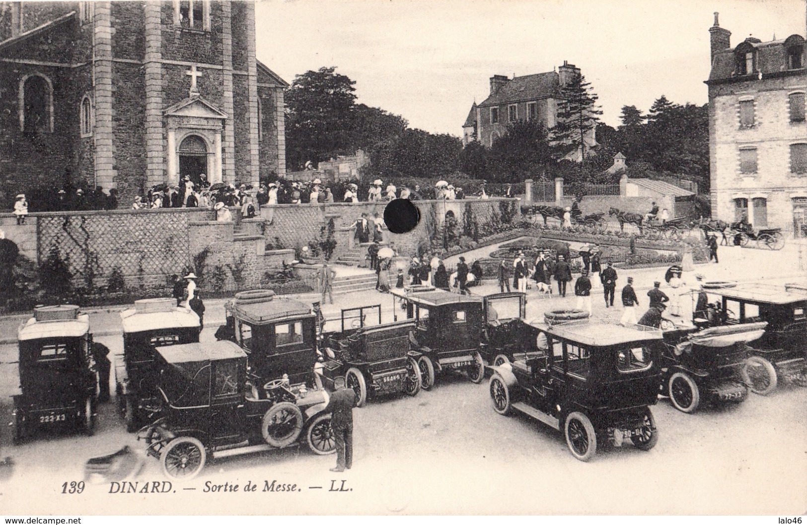 DINARD  - Sortie De Messe - N°139 - Dinard