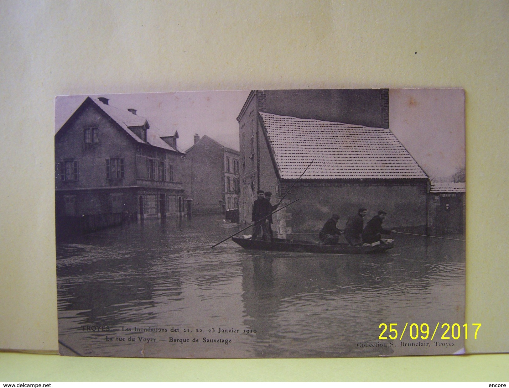 TROYES (AUBE) LES INONDATIONS DES 21, 22 ET 23 JANVIER 1910. LA RUE DU VOYER. BARQUE DE SAUVETAGE.   101_0178"b" - Troyes