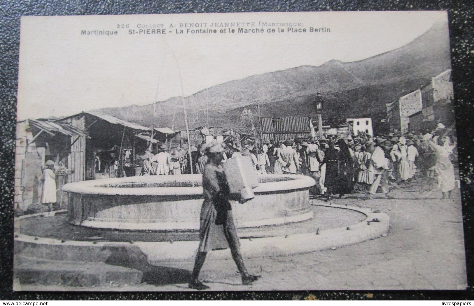 Martinique St Pierre Fontaine Et Marché De La Place Bertin Cpa - Sonstige & Ohne Zuordnung