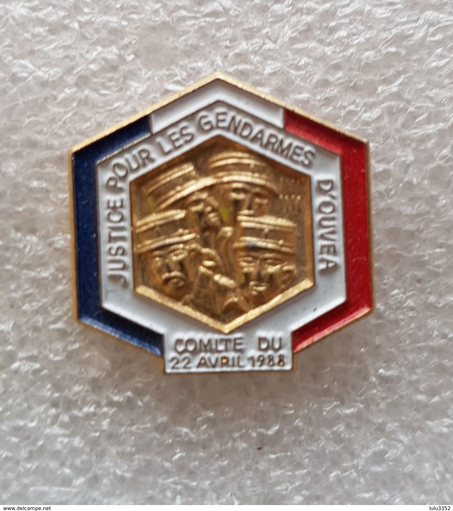 Pin's GENDARMERIE  " OUVEA  Comité Du 22 Avril 1988 " - Army