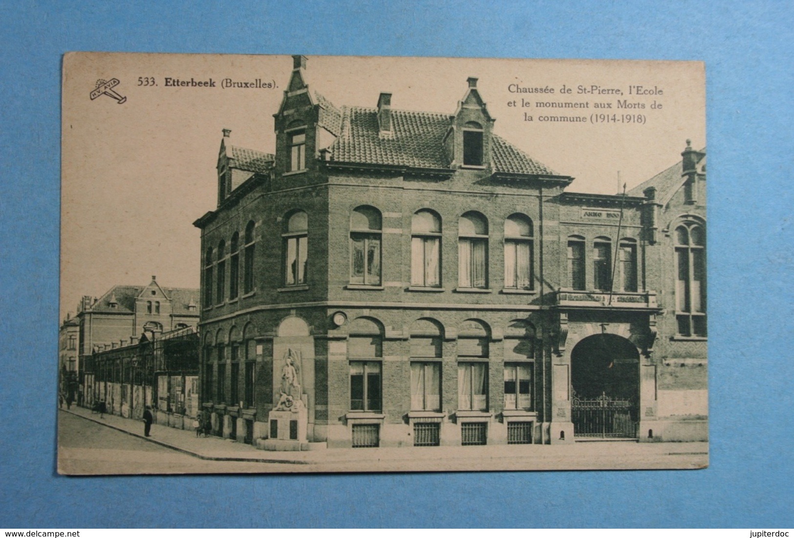 Etterbeek Chaussée De St-Pierre, L'Ecole Et Le Monument Aux Morts De La Commune (1914-1918) - Etterbeek