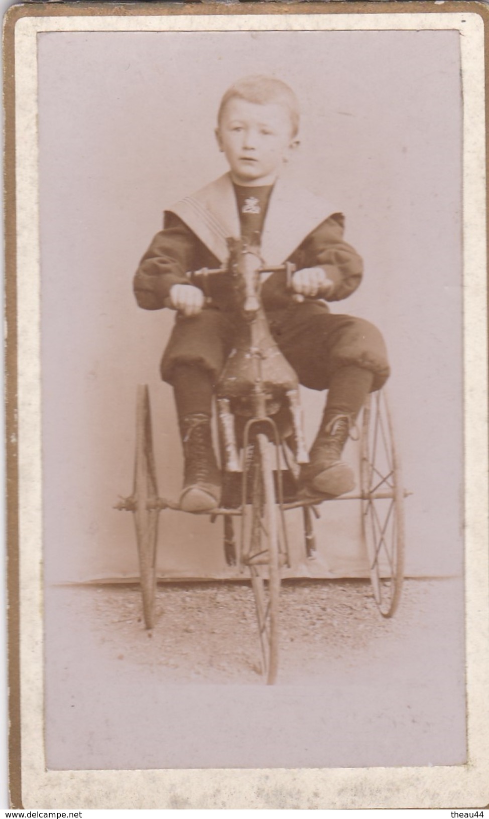 Carte De Visite - Enfant Dur Un Tricycle-Cheval - Jouet , Jeux - Photographie Pierroise "J. PERCHE" à PIERRE (71) - Jeux Et Jouets