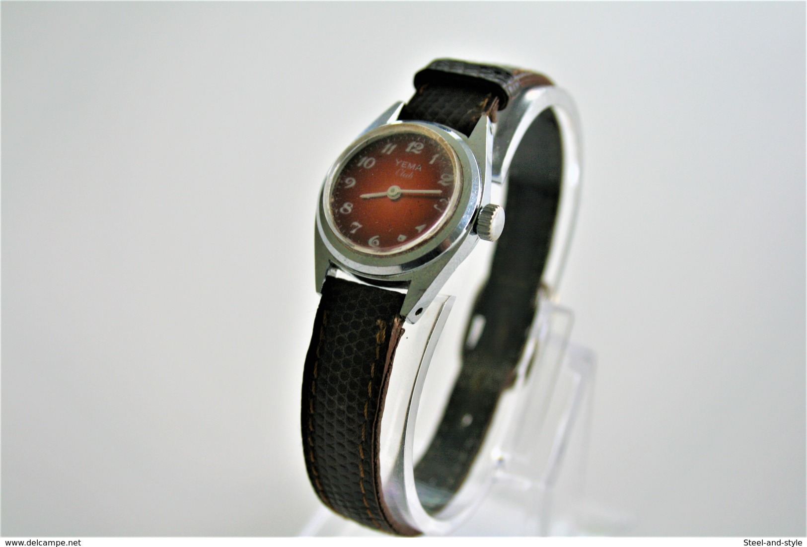 Watches : YEMA CLUB HAND WIND - RaRe RED DIAL  - 1980's  - Original - Swiss Made - Running - Excelent Condition - Orologi Moderni