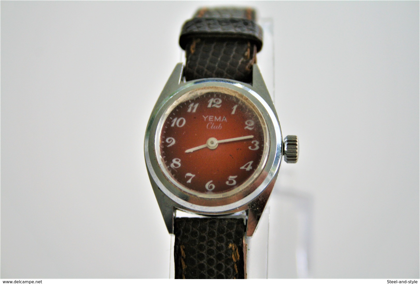 Watches : YEMA CLUB HAND WIND - RaRe RED DIAL  - 1980's  - Original - Swiss Made - Running - Excelent Condition - Orologi Moderni