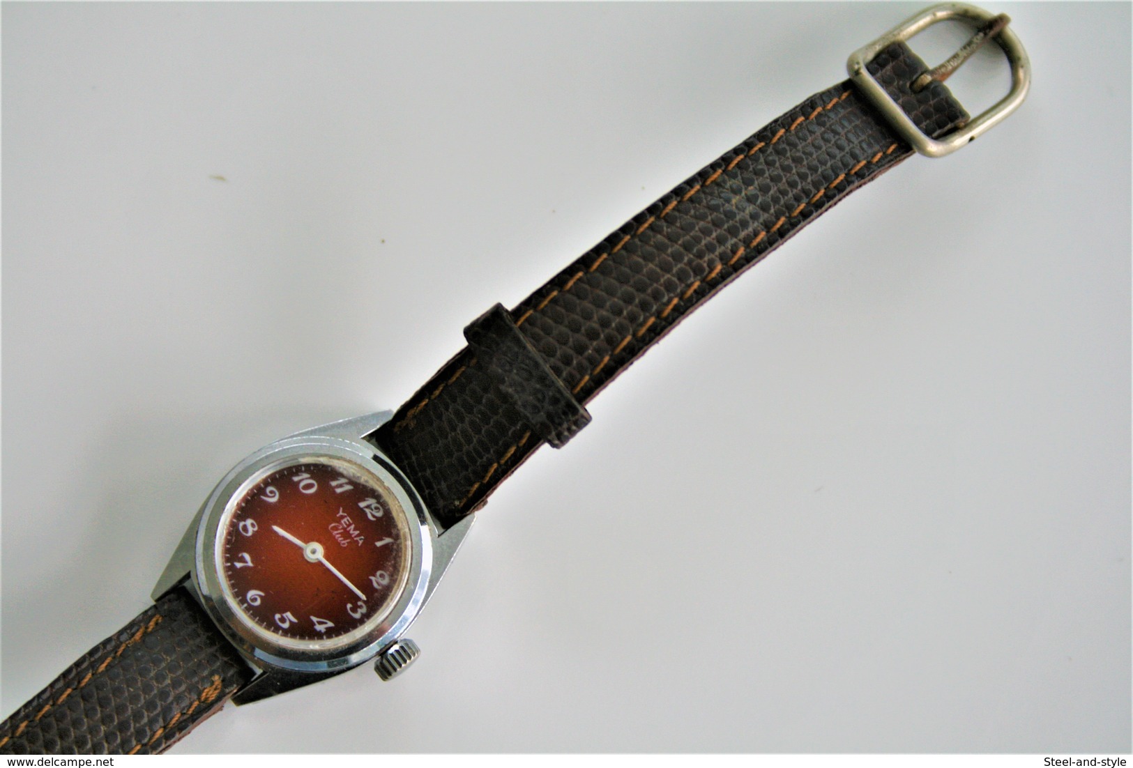 watches : YEMA CLUB HAND WIND - RaRe RED DIAL  - 1980's  - original - swiss made - running - excelent condition