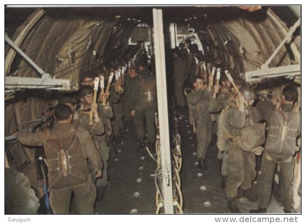 CPM - MILITAIRES PARACHUTISTES - Debout Accrochés Dans Un TRANSALL - Edition P.Dujardin / PAU - Autres & Non Classés