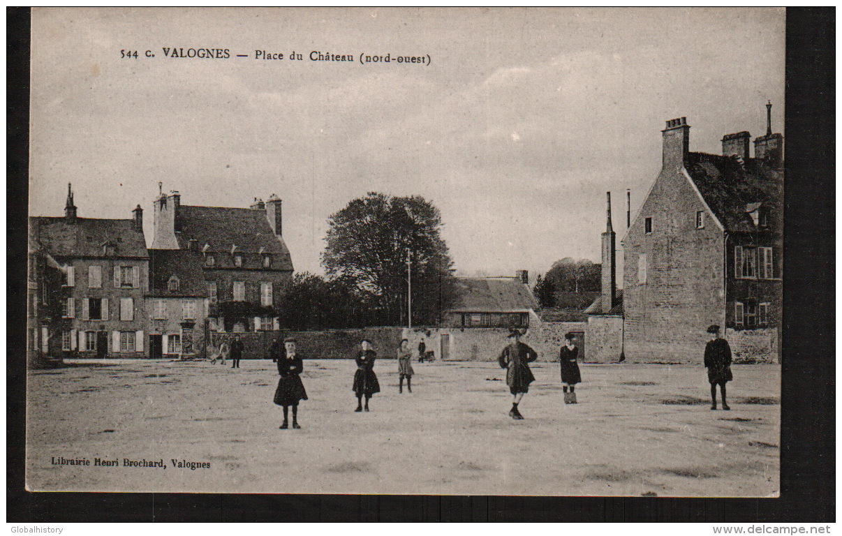 DD2038  FRANCE VALOGNES PLACE DU CHATEAU NORD OUEST POSTCARD - Valognes