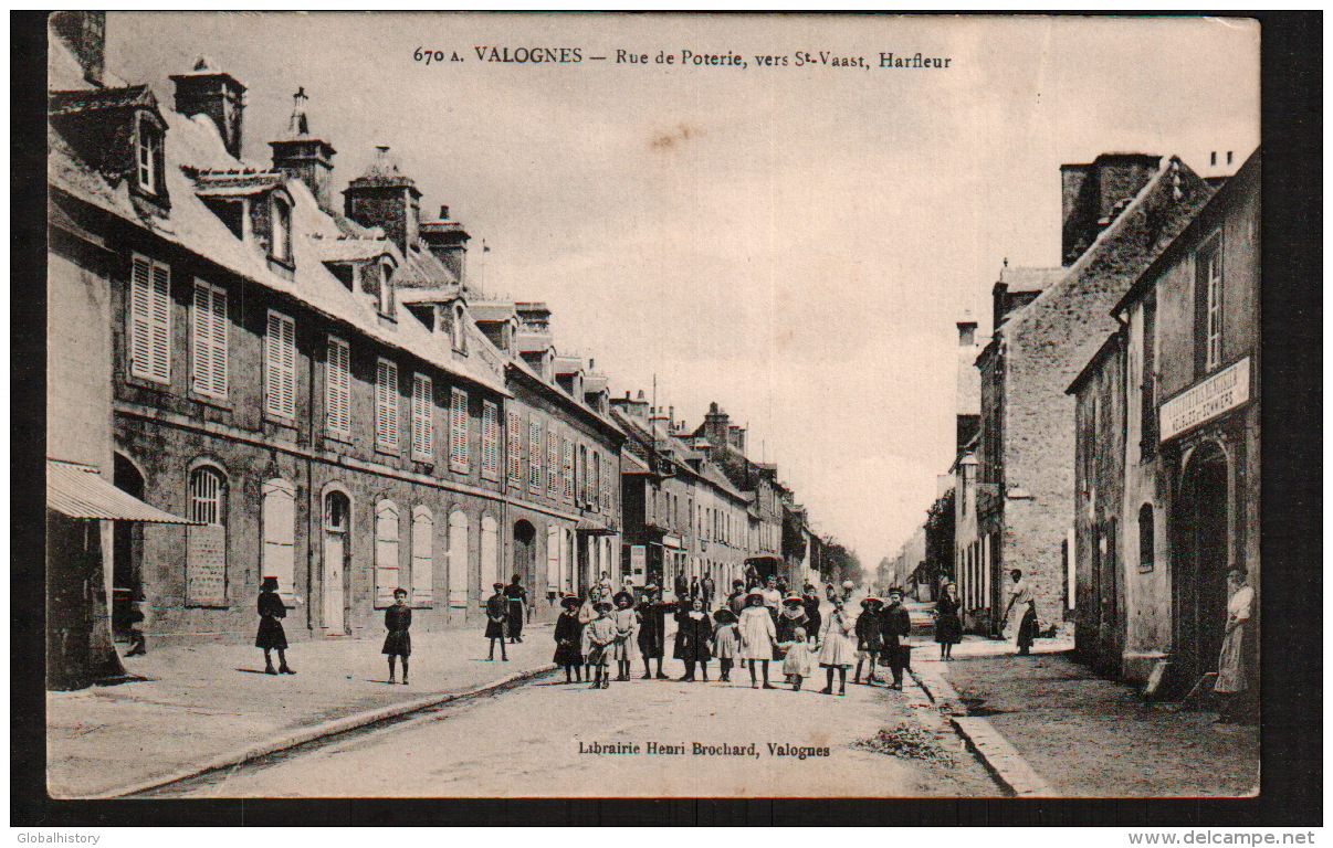 DD2042  FRANCE VALOGNES RUE DE POTERIE VERS  ST. VAAST TRES ANIMEE  POSTCARD - Valognes