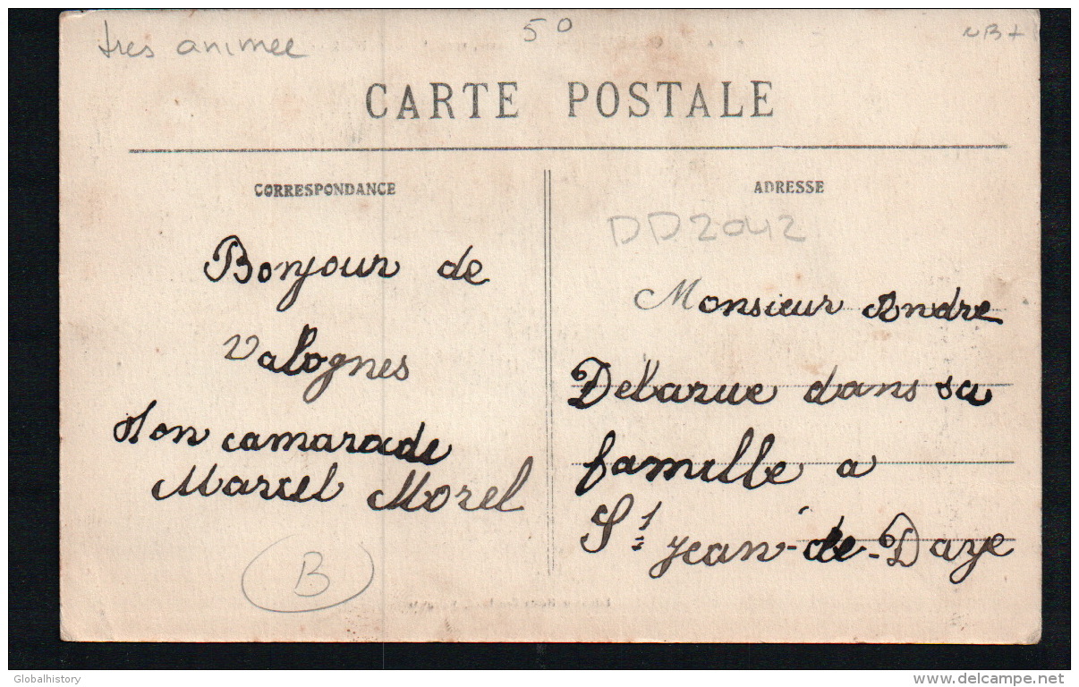 DD2042  FRANCE VALOGNES RUE DE POTERIE VERS  ST. VAAST TRES ANIMEE  POSTCARD - Valognes