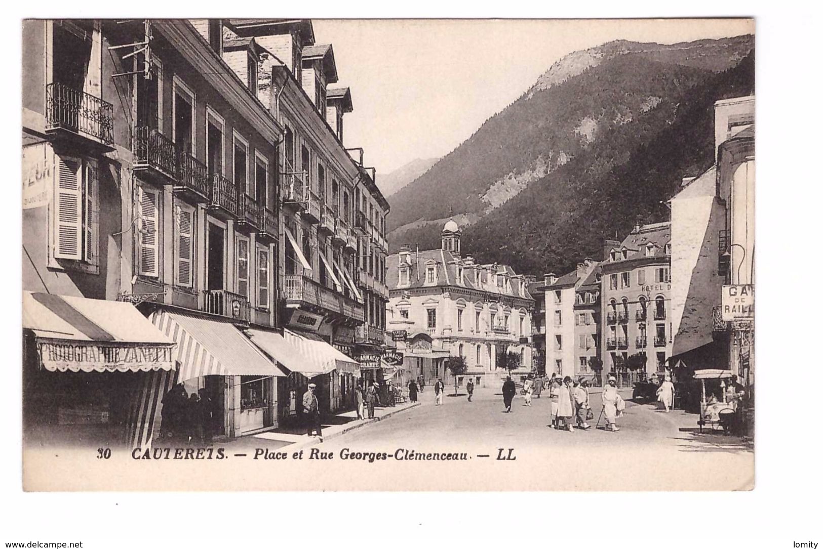 65 Cauterets Place Et Rue Georges Clemenceau Cpa Animée Photographe Photographie Zanetti - Cauterets