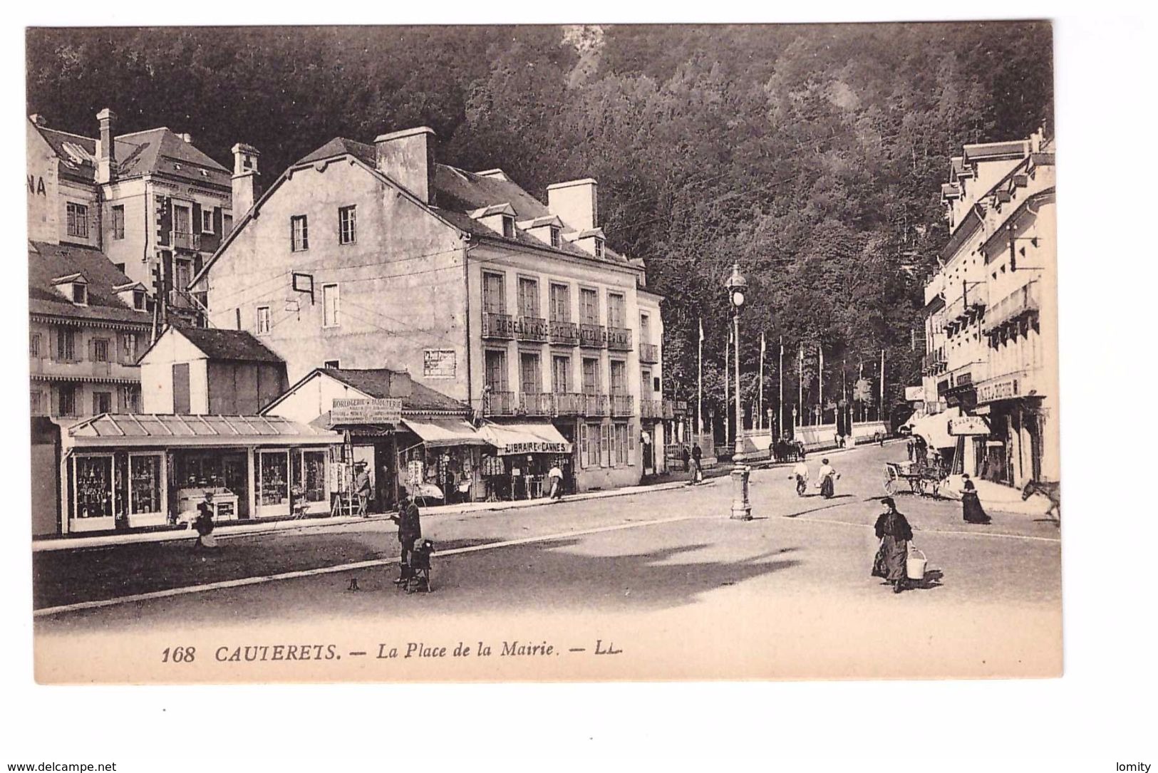 65 Cauterets La Place De La Mairie Cpa Animée - Cauterets