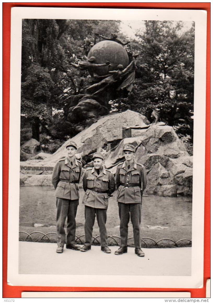 MID-24 Militaires Près Du Monument De La Poste Universelle UPU . Militär Non Circulé Grand Format - Autres & Non Classés