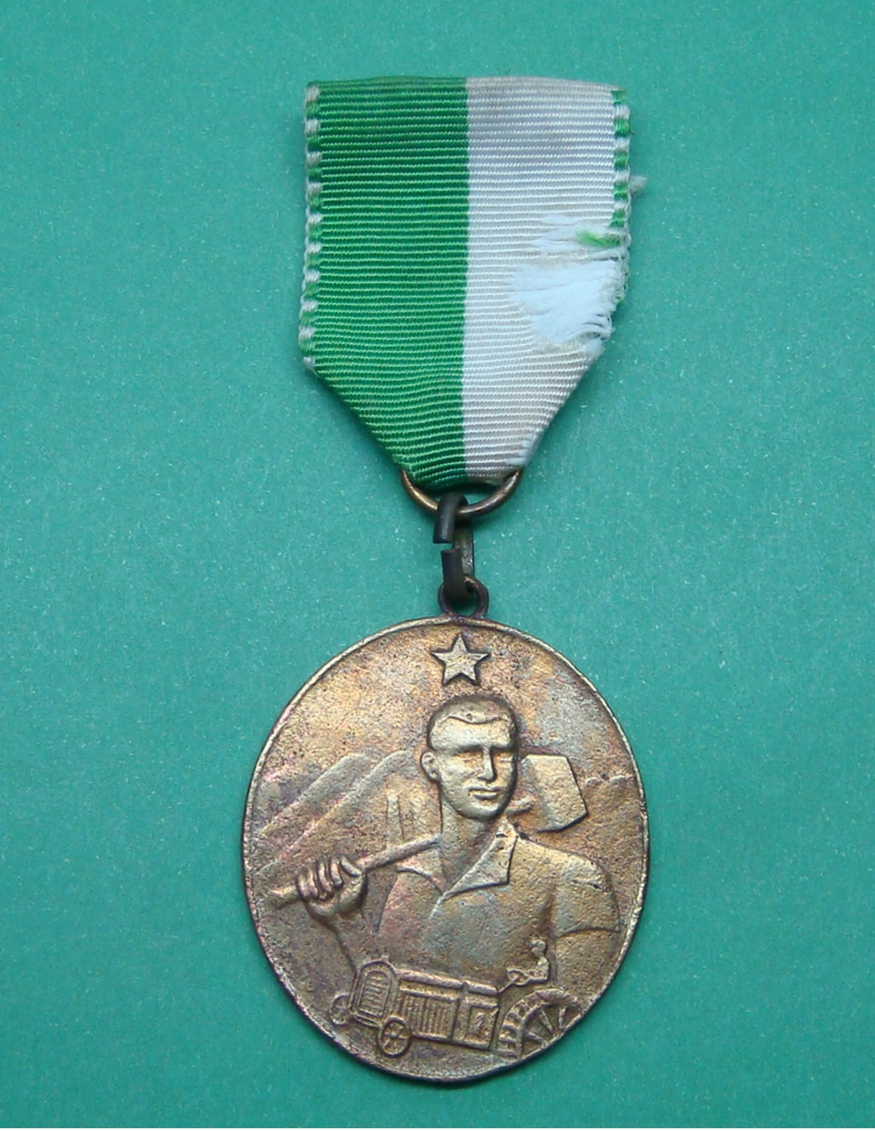 ALBANIA MEDAL OF LABOR, WITH RIBBON. RARE - Autres & Non Classés